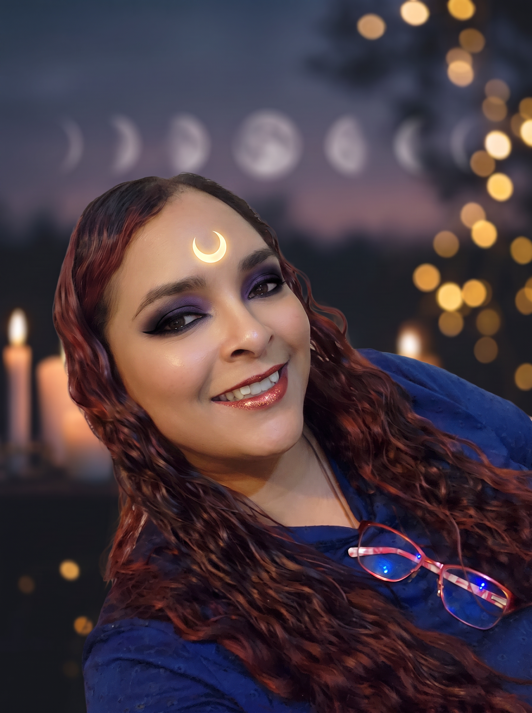 Guía espiritual con maquillaje esotérico dorado, rodeada de velas y fases lunares